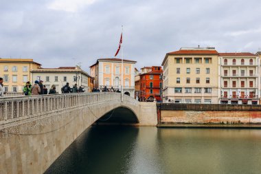 Pisa, İtalya - 30 Aralık 2023: İtalya 'nın orta kesimindeki Toskana' da Pisa 'nın merkezinde Arno Nehri' nin setleri
