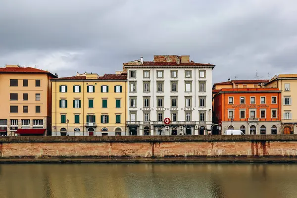 Pisa 'nın merkezindeki Arno Nehri' nin setleri, Orta İtalya, Toskana 'da.