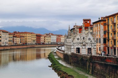 Santa Maria della Spina, İtalya'nın Pisa şehrinde küçük bir kilise