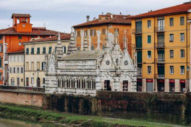 Santa Maria della Spina, İtalya'nın Pisa şehrinde küçük bir kilise