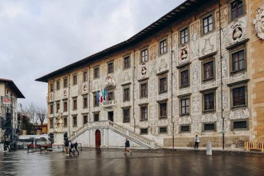 Pisa, İtalya - 30 Aralık 2023: Palazzo della Carovana (ayrıca Palazzo dei Cavalieri), İtalya 'nın Pisa şehrinde yer alan bir saraydır.