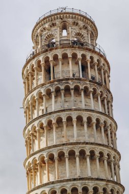 İtalya 'nın orta kesimindeki Pisa Kulesi' ne yakın.