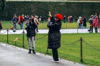 Pisa, İtalya - 30 Aralık 2023: Pisa Kulesi 'nde ortak poz veren turistler
