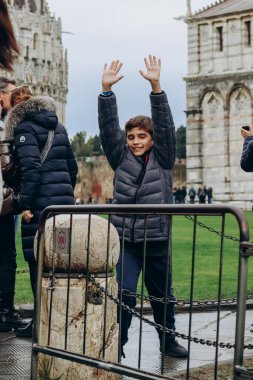 Pisa, İtalya - 30 Aralık 2023: Pisa Kulesi 'nde ortak poz veren turistler