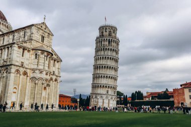 Pisa, İtalya - 30 Aralık 2023: Eğik Pisa Kulesi, Toskana bölgesi, orta İtalya