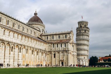 Pisa, İtalya - 30 Aralık 2023: Pisa, Toskana bölgesindeki Piazza dei Miracoli, Orta İtalya