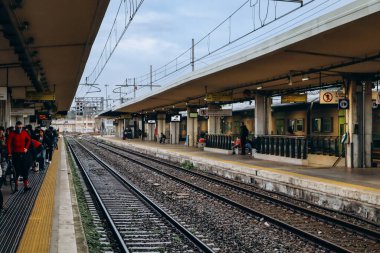 Pisa, İtalya - 30 Aralık 2023: Pisa tren istasyonu, Tuscany, orta İtalya