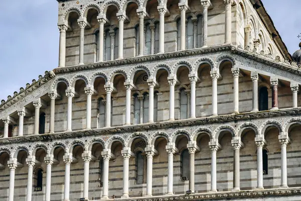 Pisa Katedrali, Ortaçağ Katolik Katedrali, İtalya 'nın Pisa kentindeki Piazza dei Miracoli' de Meryem Ana 'nın Hükmü' ne adanmıştır.