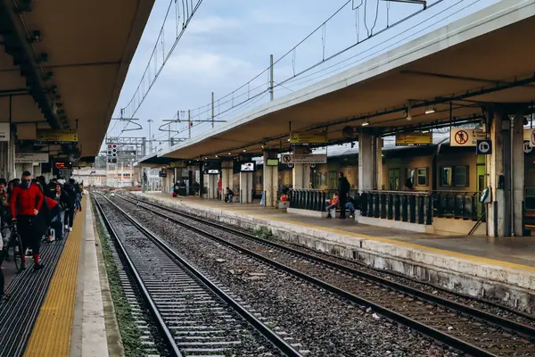 Pisa, İtalya - 30 Aralık 2023: Pisa tren istasyonu, Tuscany, orta İtalya