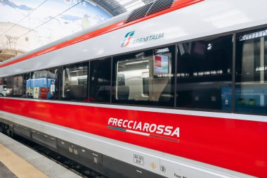 Milan, İtalya - 2 Ocak 2024: Milano 'daki FrecciaRossa tren istasyonuna yakın çekim