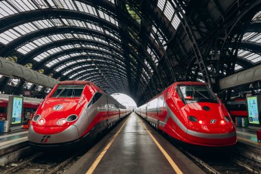 Milan, İtalya - 2 Ocak 2024: İki simetrik konumdaki FrecciaRossa Milano 'da bir istasyonda eğitim görüyor