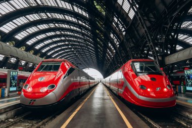 Milan, İtalya - 2 Ocak 2024: İki simetrik konumdaki FrecciaRossa Milano 'da bir istasyonda eğitim görüyor