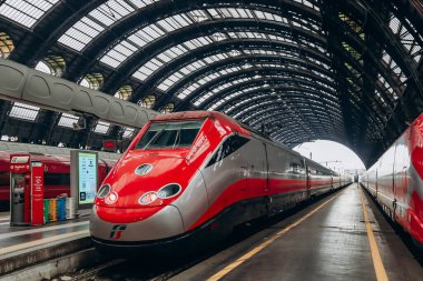 Milan, İtalya - 2 Ocak 2024: İki simetrik konumdaki FrecciaRossa Milano 'da bir istasyonda eğitim görüyor