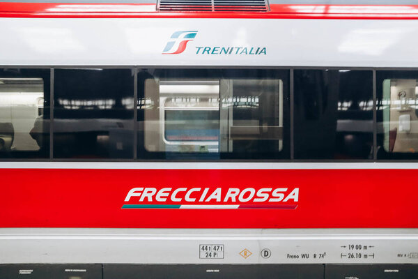 Милан, Италия - 2 января 2024 года: Крупный план поезда FrecciaRossa на железнодорожном вокзале в Милане