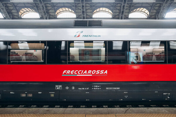 Милан, Италия - 2 января 2024 года: Крупный план поезда FrecciaRossa на железнодорожном вокзале в Милане