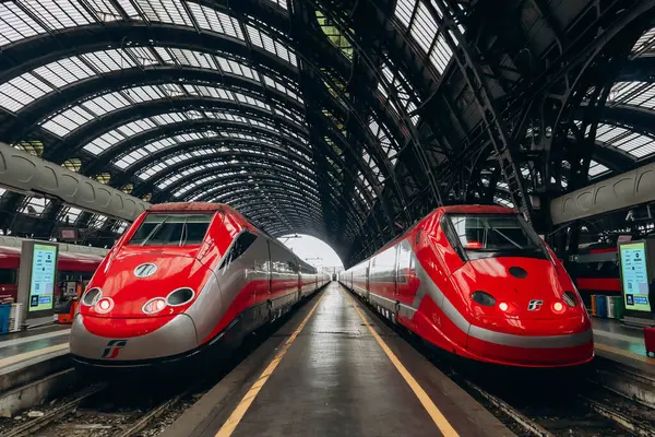 Milan, İtalya - 2 Ocak 2024: İki simetrik konumdaki FrecciaRossa Milano 'da bir istasyonda eğitim görüyor