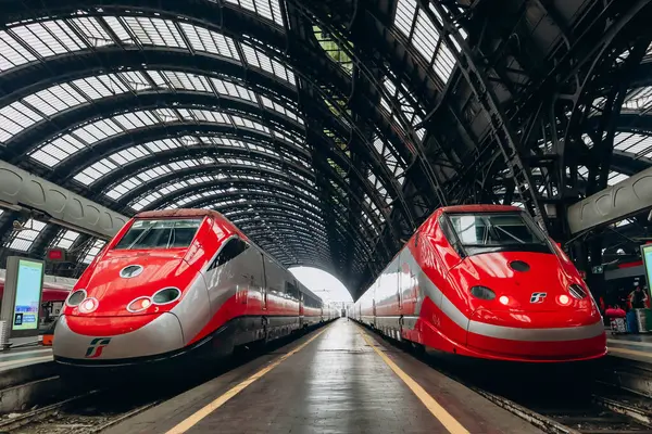 Milan, İtalya - 2 Ocak 2024: İki simetrik konumdaki FrecciaRossa Milano 'da bir istasyonda eğitim görüyor
