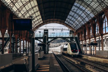 Nice, Fransa - 6 Ocak 2024: TGV OuiGo treni Nice 'deki tren istasyonunda