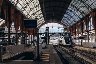 Nice, Fransa - 6 Ocak 2024: TGV OuiGo treni Nice 'deki tren istasyonunda