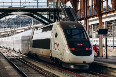 Nice, Fransa - 6 Ocak 2024: TGV OuiGo treni Nice 'deki tren istasyonunda