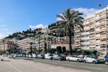 Menton, Fransa - 6 Ocak 2024: Fransa 'nın güneyindeki Menton' daki sevimli kasaba merkezi