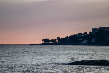 Cap Martin 'in Fransız Rivierası' ndaki gün batımı manzarası