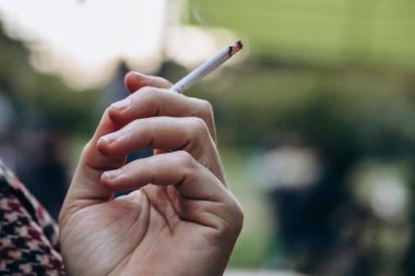 Bir adamın eli sigara içerken incedir.