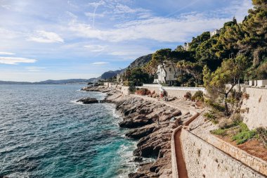 Fransa 'nın güneyindeki Cap d' Ail 'in kıyı bölgesinin görüntüsü