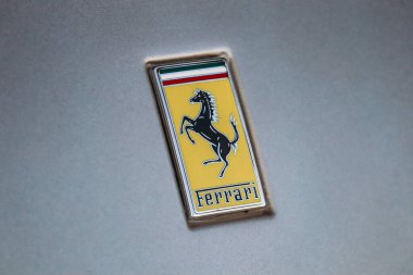 Monako, Monako - 18 Kasım 2023: Monako 'da gümüş bir arabanın Ferrari logosuna yakın çekim