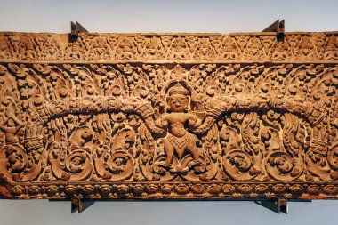 Nice, Fransa - 19 Kasım 2023: Carved lintel, Kamboçya, 10. yüzyılın 3. çeyreği, Pre Rup tarzı, Sandstone