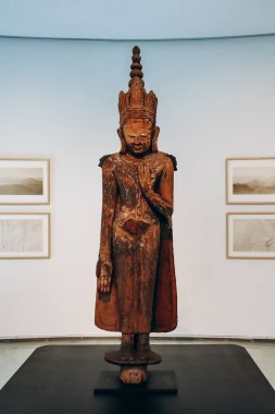 Güzel, Fransa - 19 Kasım 2023: Buda süslendi. Burma 'dan, 14. yüzyıldan, meşe ağacı önceden yaldızlı ve yaldızlıydı.