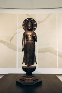 Nice, Fransa - 16 Kasım 2023: 11 başlı Kannon (Juichimen Kannon), Japonya, 12. yüzyıl, Heian dönemi. Süslü ve yaldızlı Japon selvi ağacında