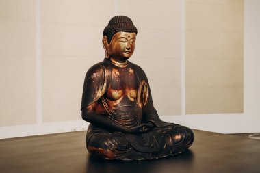 Nice, Fransa - 16 Kasım 2023 Amida Nyorai Meditasyon, Japonya, 18. yüzyıl, Edo dönemi, yaldızlı ve yaldızlı ahşap