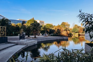 Güzel, Fransa - 19 Kasım 2023: güneşli bir sonbahar gününde Nice 'deki Phoenix Park manzarası