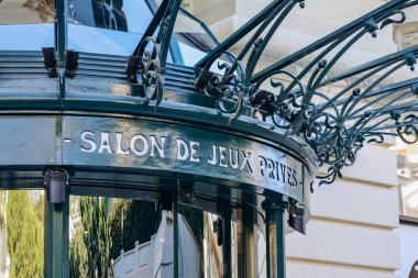 Monako, Monako - 20 Ocak 2024: Monako 'daki ünlü Monte Carlo kumarhanesinin cephesi