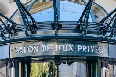 Monako, Monako - 20 Ocak 2024: Monako 'daki ünlü Monte Carlo kumarhanesinin cephesi