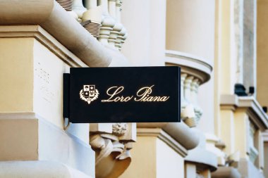 Monako, Monako - 20 Ocak 2024: Monako 'daki ünlü Monte Carlo kumarhanesinin binasındaki Loro Piana butiğinin işareti