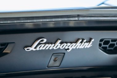 Monako, Monako - 20 Ocak 2024: Monako 'daki bir arabanın Lamborghini logosuna yakın çekim