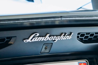 Monako, Monako - 20 Ocak 2024: Monako 'daki bir arabanın Lamborghini logosuna yakın çekim