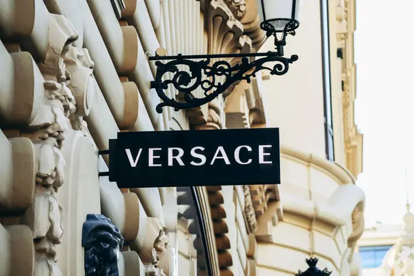 Monako, Monako - 20 Ocak 2024: Monako 'daki ünlü Monte Carlo kumarhanesinin binasındaki Versace butiğinin işareti