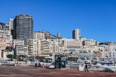 Monako, Monako - 20 Ocak 2024: Güneşli bir günde Herkül Limanı manzarası