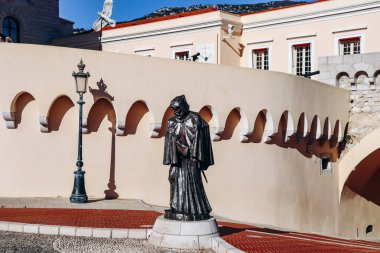 Prens Francois Grimaldi 'nin keşiş kılığına girmiş heykeli.