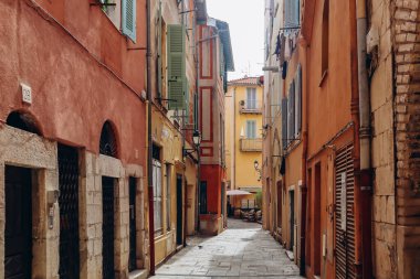 Güney Fransa 'da Villefranche sur Mer' in merkezindeki sokaklar ve evler