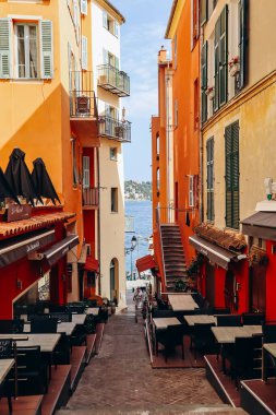 Güney Fransa 'da Villefranche sur Mer' in merkezindeki sokaklar ve evler