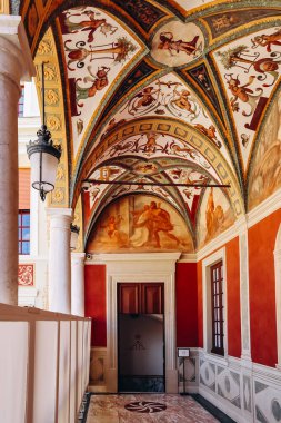 Monako, Monako - 2 Eylül 2023: Monako Prensi 'nin Sarayı' nın lüks avlusu