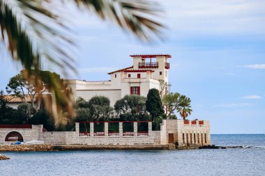 Fransız Rivierası 'nda 20. yüzyılın başlarında inşa edilen ünlü Yunan tarzı villa Kerylos' un manzarası