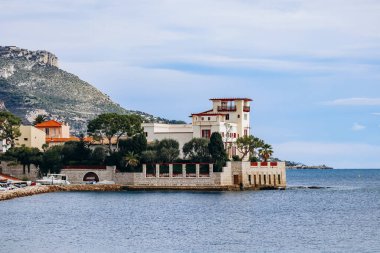Fransız Rivierası 'nda 20. yüzyılın başlarında inşa edilen ünlü Yunan tarzı villa Kerylos' un manzarası