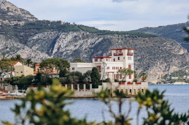 Fransız Rivierası 'nda 20. yüzyılın başlarında inşa edilen ünlü Yunan tarzı villa Kerylos' un manzarası