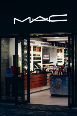 Nice, Fransa - 1 Kasım 2023: Nice 'teki Mac kozmetik mağazasına giriş