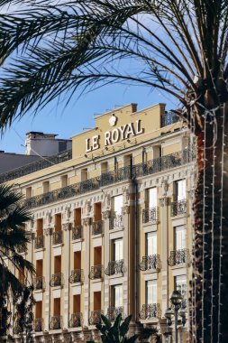 Nice, Fransa - 12 Kasım 2023: Promenade des Anglais 'deki ünlü tarihi Le Royal otelinin cephesi.